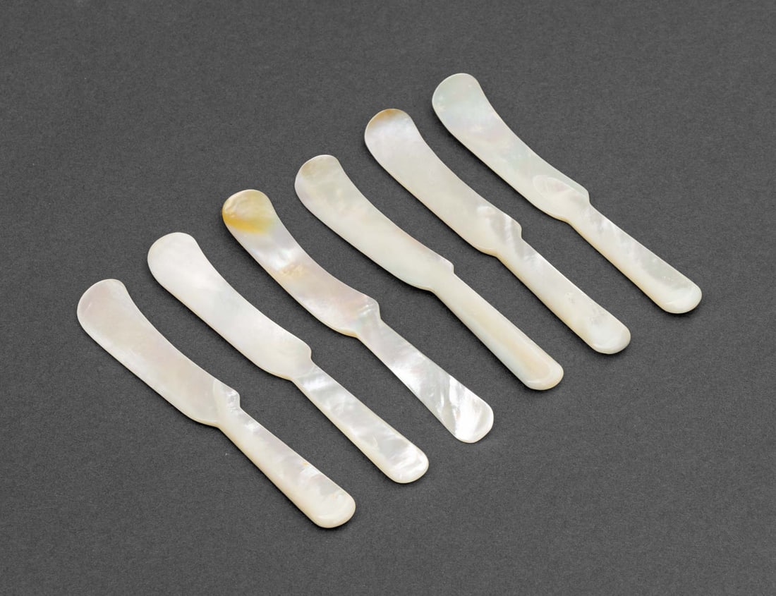 Vintage Mother-of-Pearl Caviar Knives, 6: Set of Six Vintage Mother-of-Pearl Caviar Knives, in fabric covered fitted case. Overall: 1.5" H x 5.5" W x 4.5" D; knife: 4.5" L. Provenance: From a 21 East 87th Street Estate. Keywords: Seashell