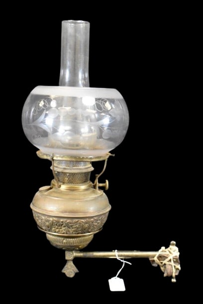 Bradley and Hubbard brass wall kerosene lamp w/ clear etched globe (1 of 18)