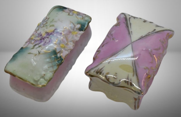 (2) Small handpainted porcelain trinket boxes: (2) Small handpainted porcelain trinket boxes; both meas. approx. 3.5" x 2.5"