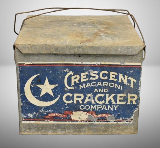 Vintage Crescent Macaroni and Cracker Co. tin picnic box (1 of 9)
