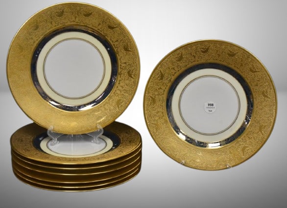 (8) Mrkd. Hutschenreuther Selb Bavaria 11"d dinner plates, blue and gold: (8) Mrkd. Hutschenreuther Selb Bavaria 11"d dinner plates, blue and gold; lion mark