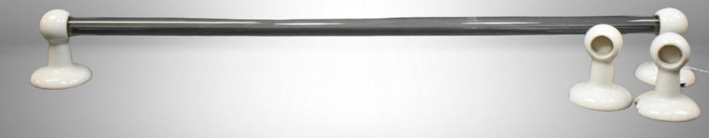 (4) Porcelain bathroom towel bar holders and (1) glass bar: (4) Porcelain bathroom towel bar holders and (1) glass bar; . Please use pictures as part of the description. Brown Auction attempts to call any flaw that can affect the value of each piece. It is the