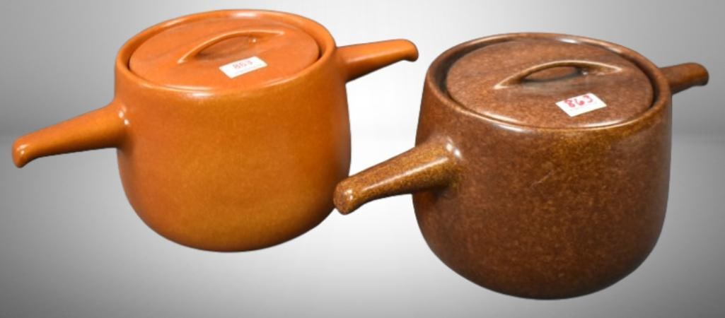 (2) Roseville Raymor 194 2 qt. bean pots, 1-brown, 1-dark tan: (2) Roseville Raymor 194 2 qt. bean pots, 1-brown, 1-dark tan; . Please use pictures as part of the description. Brown Auction attempts to call any flaw that can affect the value of each piece. It is