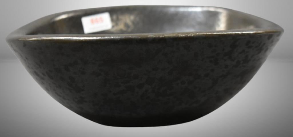 Roseville Raymor 28-8" bowl, brown: Roseville Raymor 28-8" bowl, brown; . Please use pictures as part of the description. Brown Auction attempts to call any flaw that can affect the value of each piece. It is the buyer's responsibility