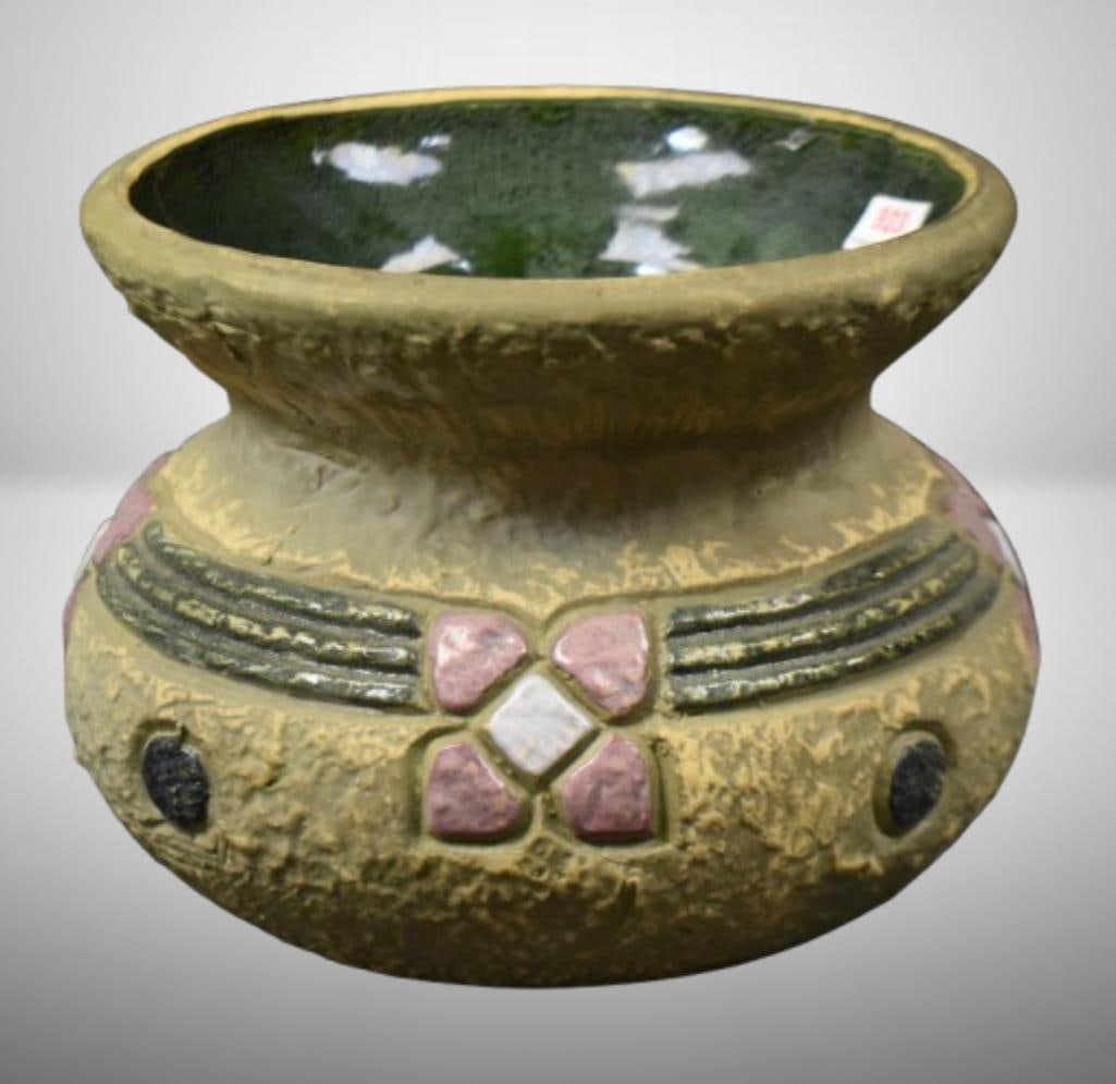Roseville Mostique 631 cuspidor, gray: Roseville Mostique 631 cuspidor, gray; . Please use pictures as part of the description. Brown Auction attempts to call any flaw that can affect the value of each piece. It is the buyer's responsibili