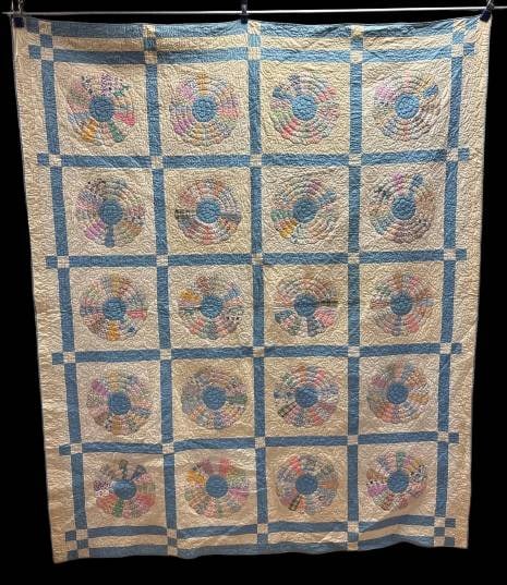 Handmade 1940 Quilt, Dresden Plate Design (1 of 7)