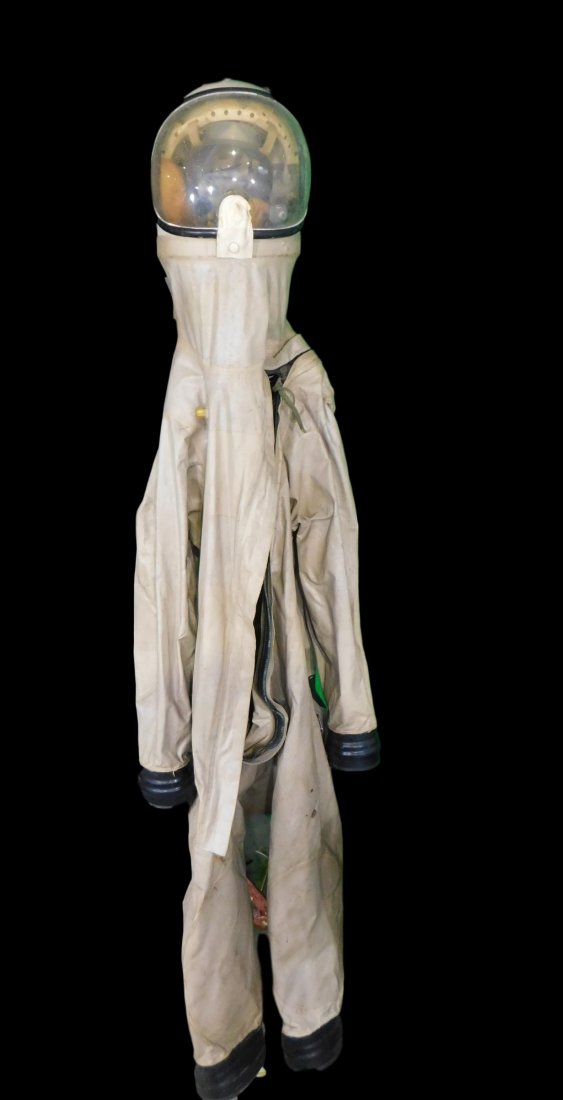 NASA APOLLO MISSION SCAPE SUIT (1 of 6)