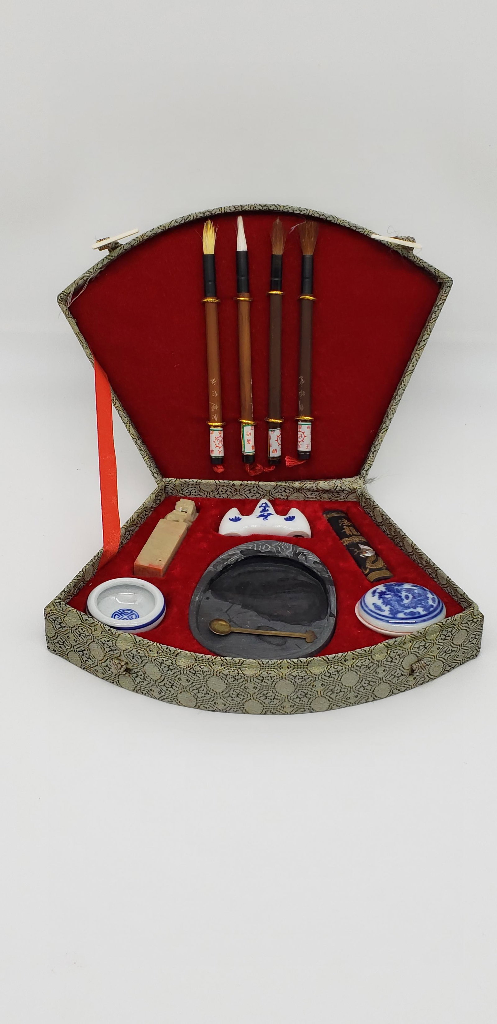 VINTAGE CHINESE WATERCOLOR BOX: Vintage Chinese Watercolor Box Piece is 8" x 6" x 1 3/4" All items from this Auction Located in in Hollywood Florida Warehouse For Shipping Call today for quote they have item numbers and Pak Mail is