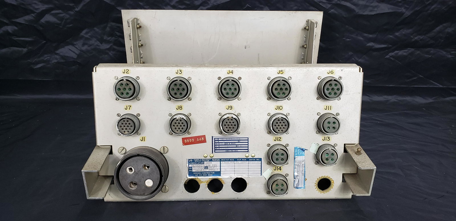 NASA APOLLO NEGATIVE DISTRIBUTOR SATURN 1ST STAGE: NASA Apollo Negative Distributor Saturn First Stage Manufacturer: KSC Corp Piece is 10 1/2" x 18" x 19" All items from this Auction came from the estate of Charles Bell in 2000 All items Located in in