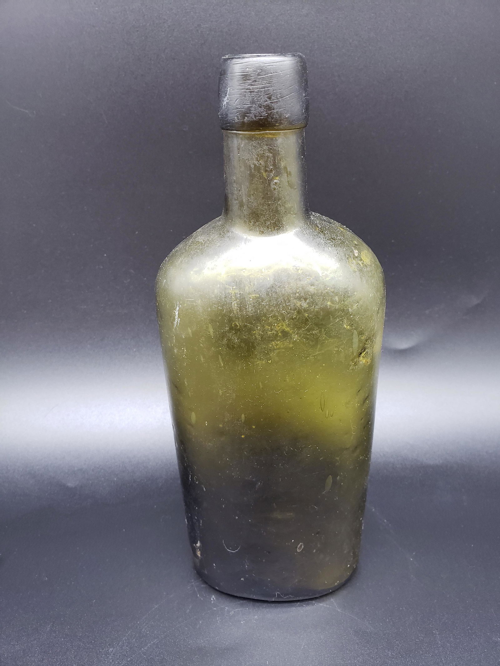 OCEAN FIND BLACK GLASS BOTTLE 1760S PIRATE SHIP KEY (1 of 3)