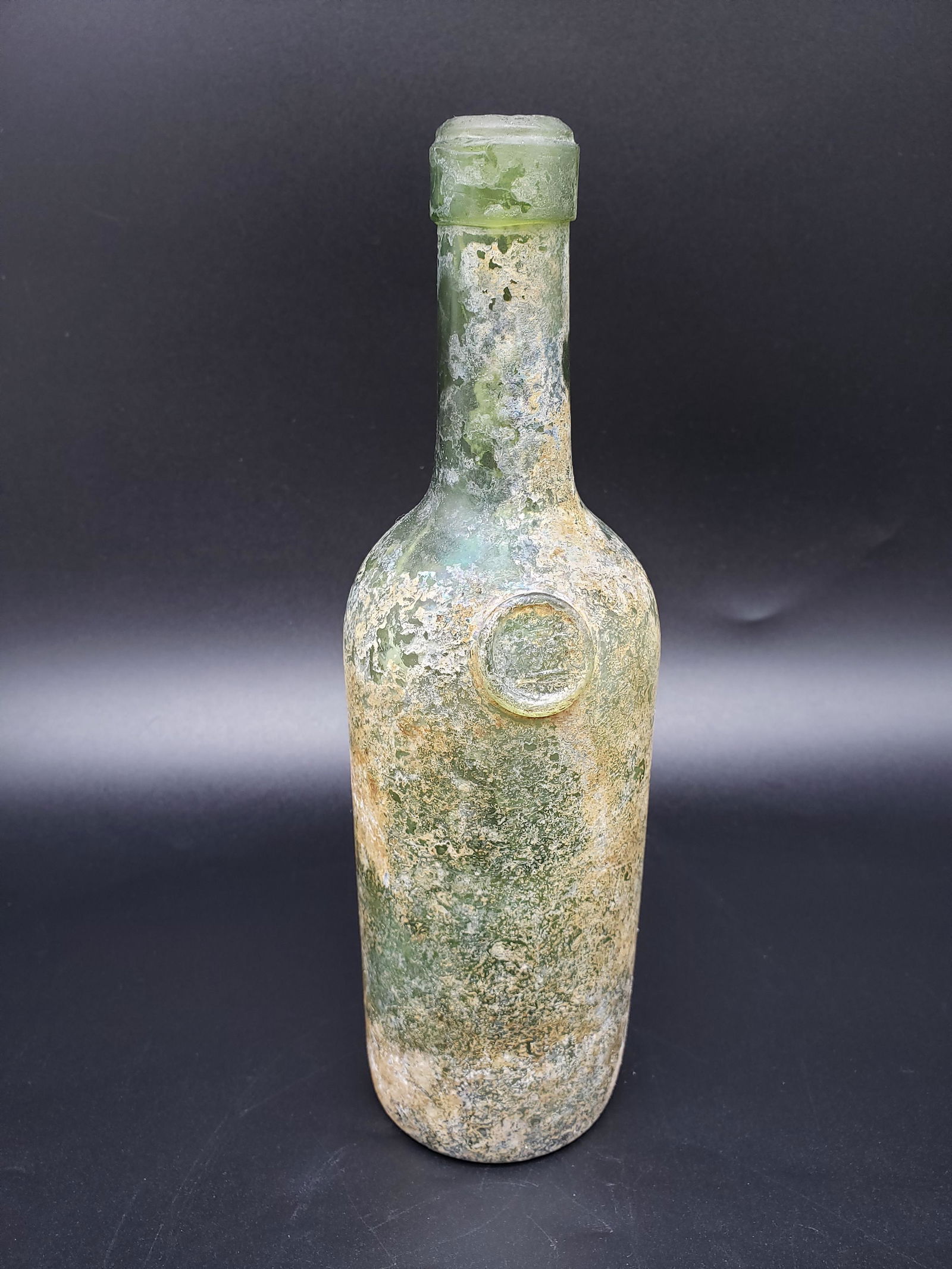 OCEAN FIND BLACK GLASS BOTTLE 1760S PIRATE SHIP SALVAGE (1 of 4)