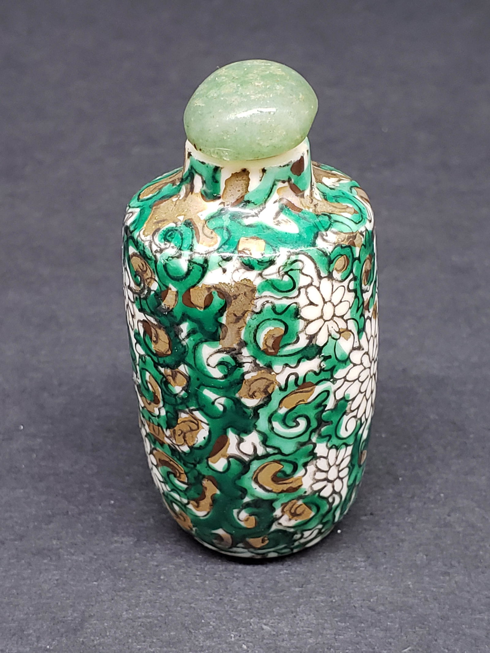 JADE GREEN SNUFF BOTTLE (1 of 3)