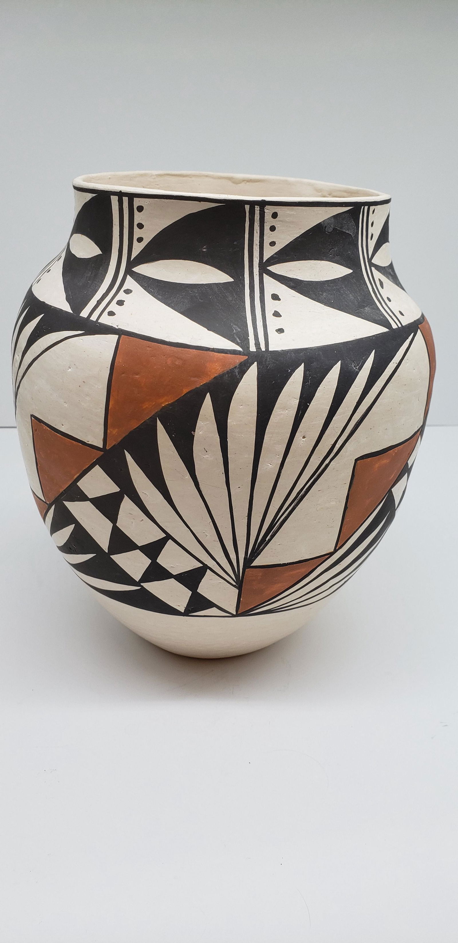 AMERICAN INDIAN N.R. ACOMA VASE (1 of 3)