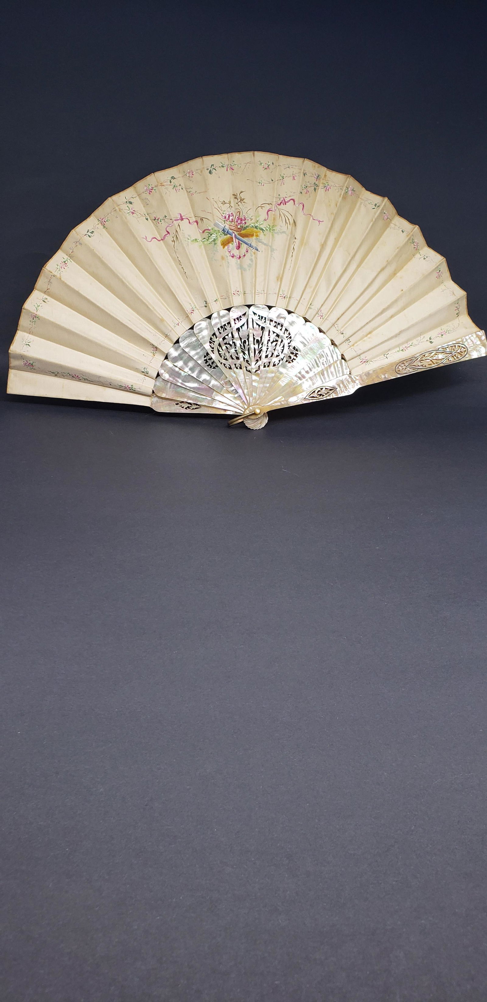 ANTIQUE HAND PAINTED SILK 19TH CENTURY VICTORIAN FAN (1 of 4)