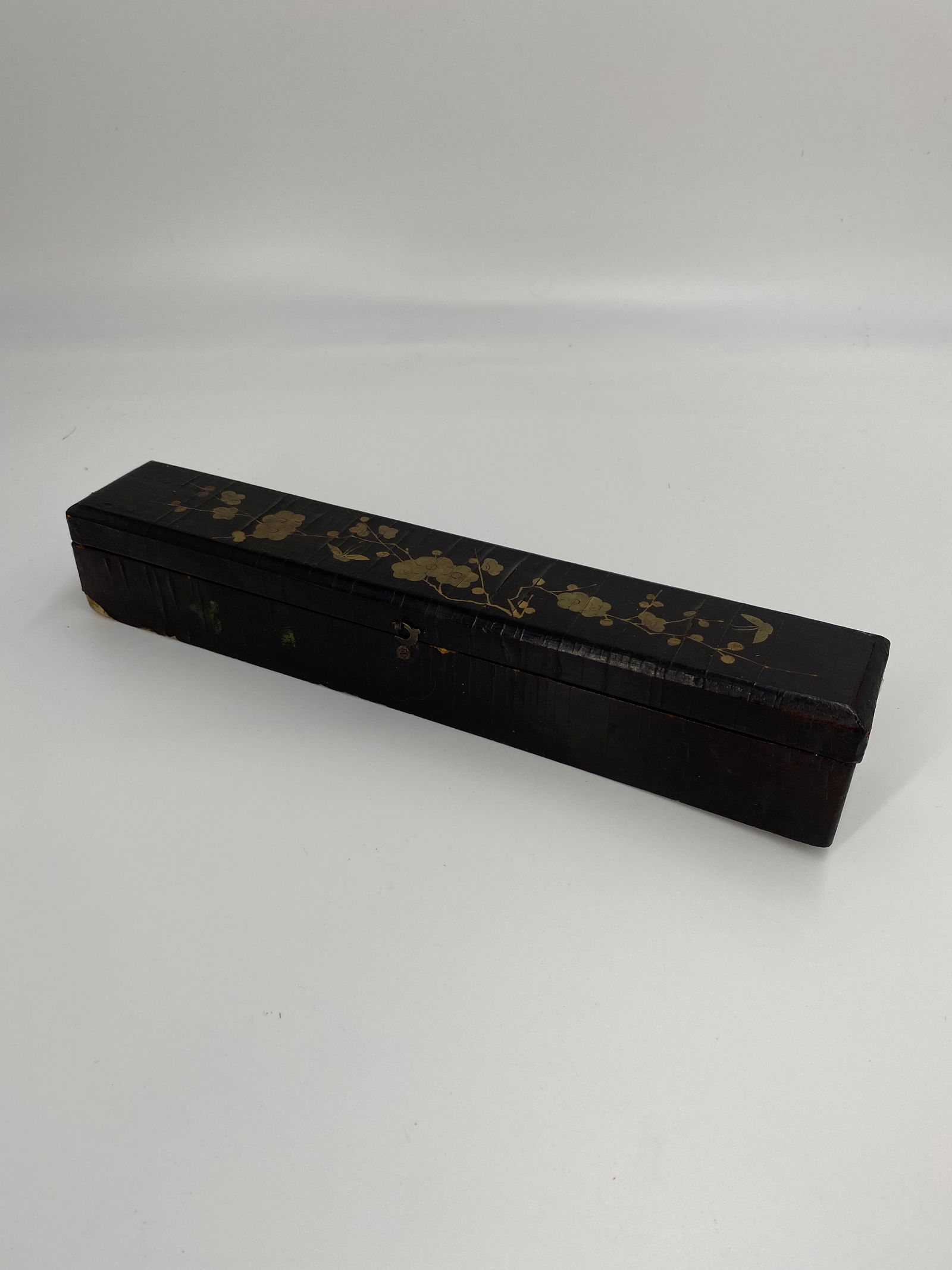 CHINESE FAN IN ORIGINAL HAND PAINTED BOX: CHINESE FAN IN ORIGINAL HAND PAINTED BOX 12 1/4" X 2" X2" All items Located in Hollywood Florida Warehouse. Thank you for your inquiry about shipping your precious item/items purchased at Puckett Auct