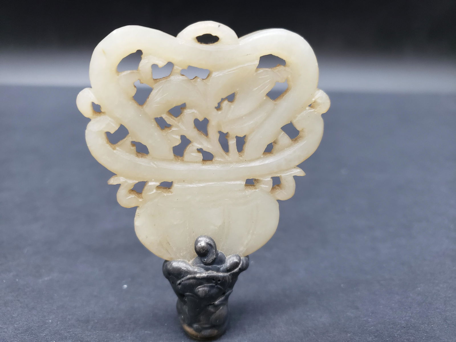 ANTIQUE CHINESE CARVED WHITE JADE LAMP FINIAL (1 of 2)