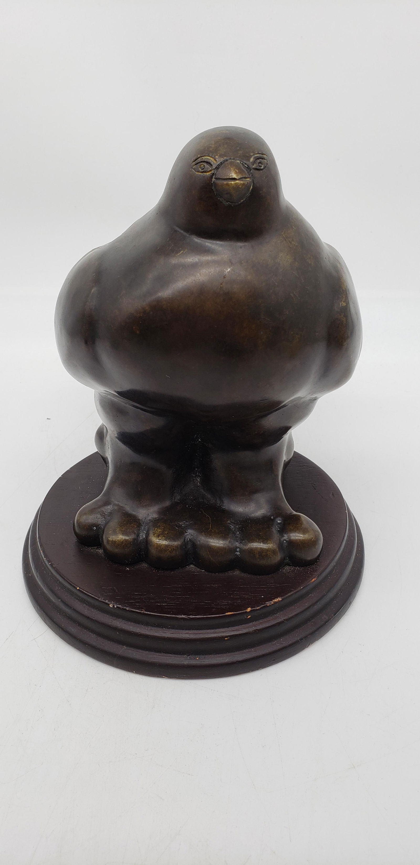FAT BIRD BRONZE SCULPTURE: FAT BIRD BRONZE SCULPTURE. POSSIBLY FERNANDO BOTERO. ON WOOD BASE. UNSIGNED. TINY CRACK ON BACK. SHOWN. AS IS. 9" X 7" All items Located in Hollywood Florida Warehouse. Thank you for your inquiry abou