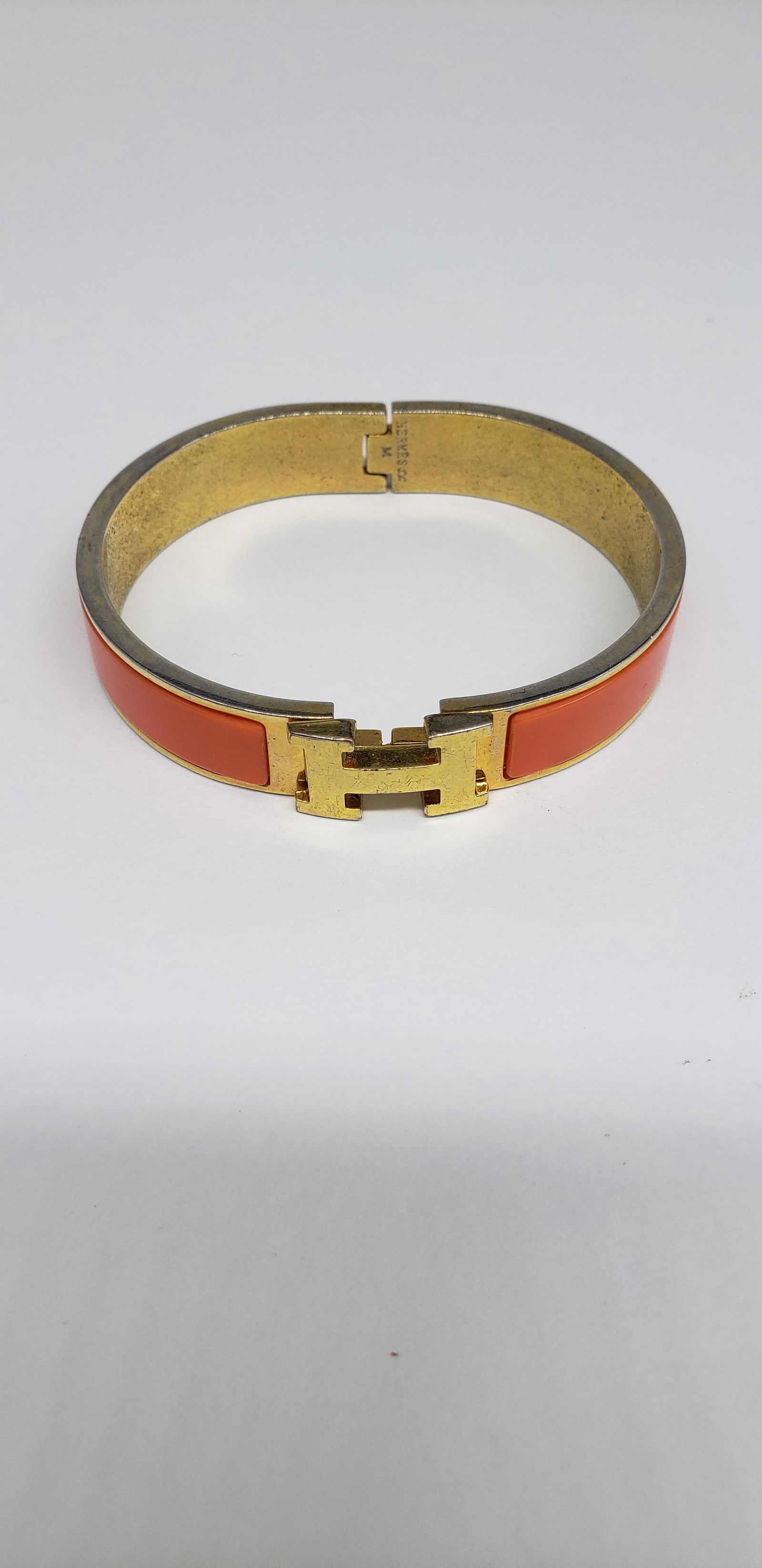 HERMES ORANGE BANGLE BRACELET: HERMES ORANGE BANGLE BRACELET 7 1/2" X 1 1/2" All items Located in Hollywood Florida Warehouse. Thank you for your inquiry about shipping your precious item/items purchased at Puckett Auctions. Please