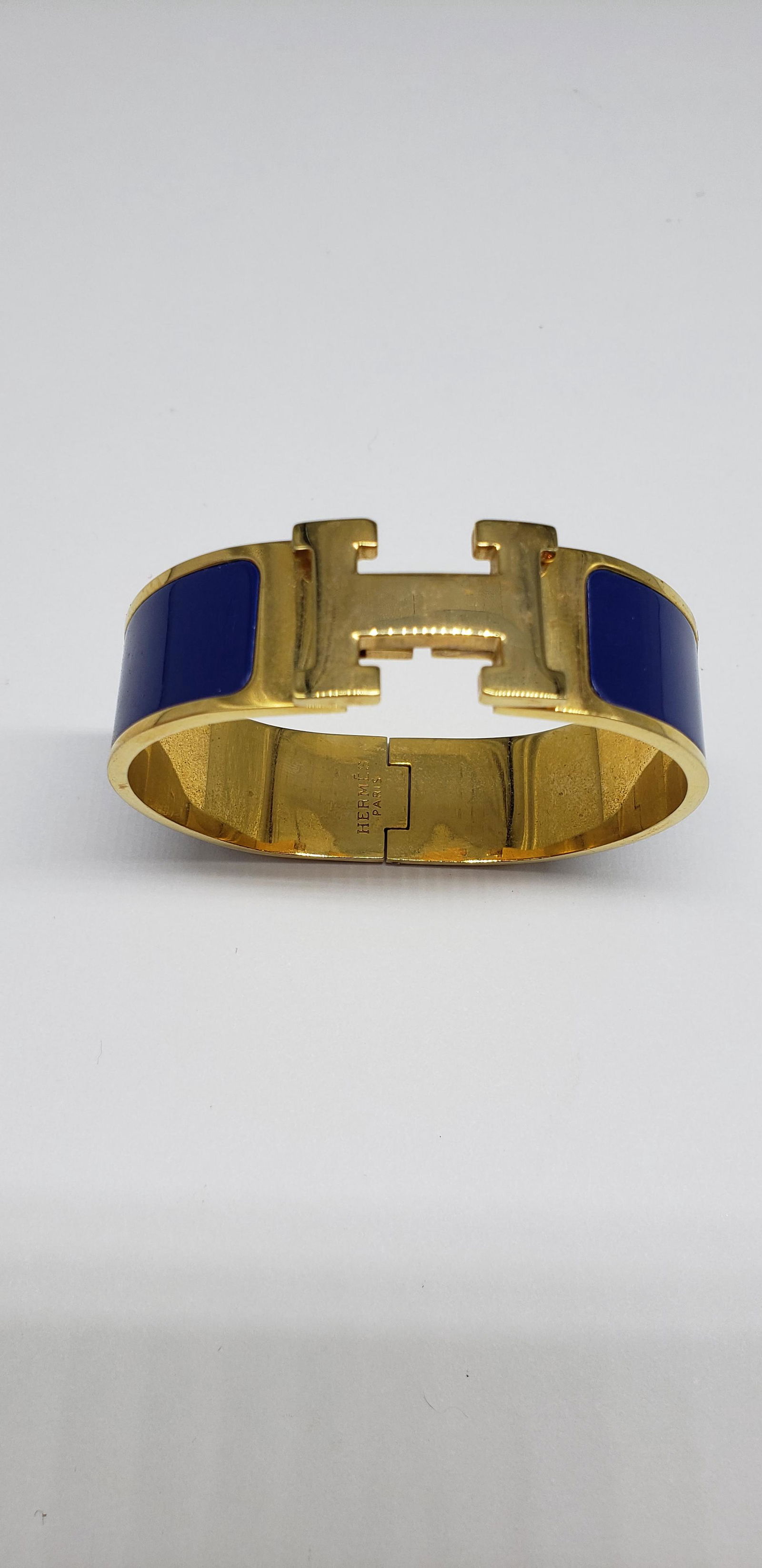 HERMES PARIS BANGLE BRACELET: HERMES PARIS NAVY BLUE BANGLE BRACELET 8" X 3/4" All items Located in Hollywood Florida Warehouse. Thank you for your inquiry about shipping your precious item/items purchased at Puckett Auctions. Ple