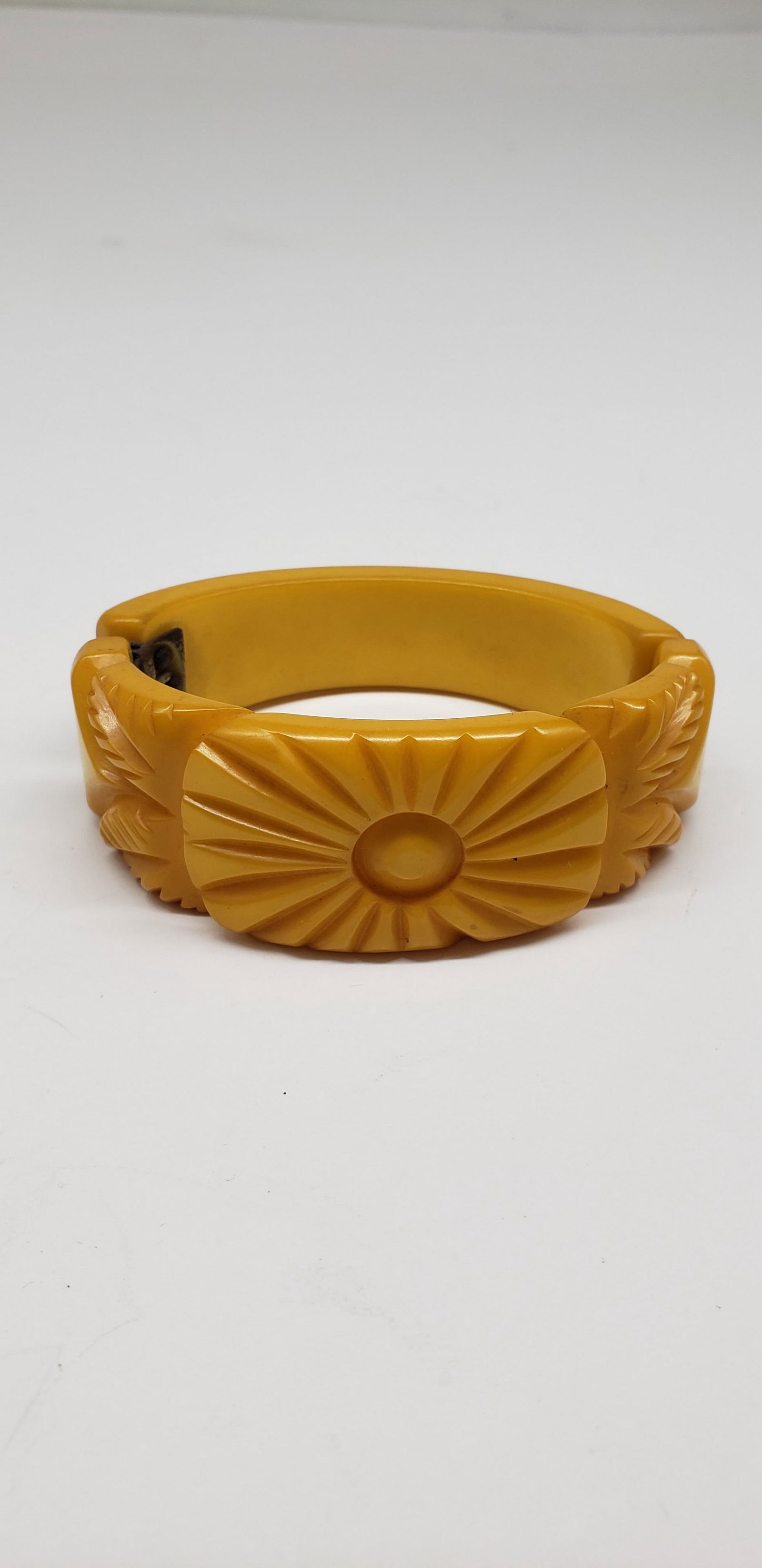 HAND CARVED BAKELITE BANGLE BRACELET (1 of 4)