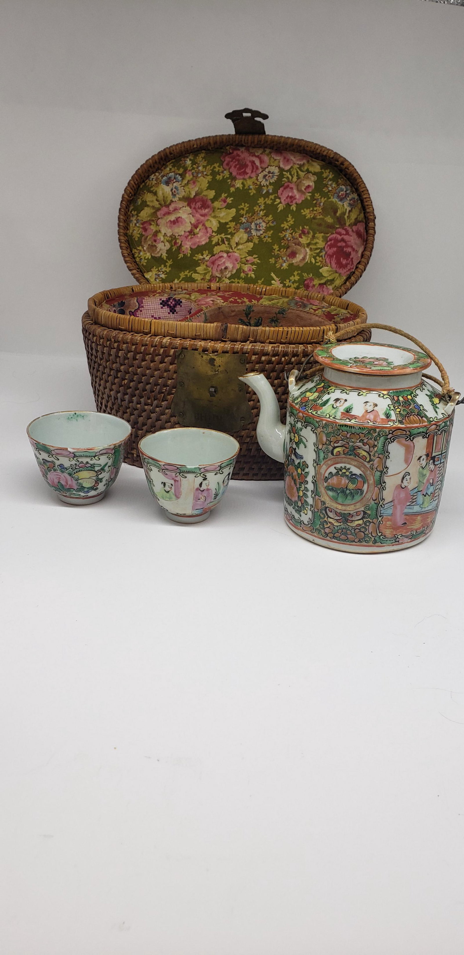 ANTIQUE CHINESE HANDPAINTED TEA POT AND TEA CUPS ORIGINAL BASKET: ANTIQUE CHINESE HAND PAINTED TEA POT AND TEA CUPS IN ORIGINAL BASKET TEAPOT 4 3/4" X 5 1/2" CUPS 2" (MINOR CHIPS ON RIM) BASKET 5 1/4" X 9" All items Located in Hollywood Florida Warehouse. Thank you