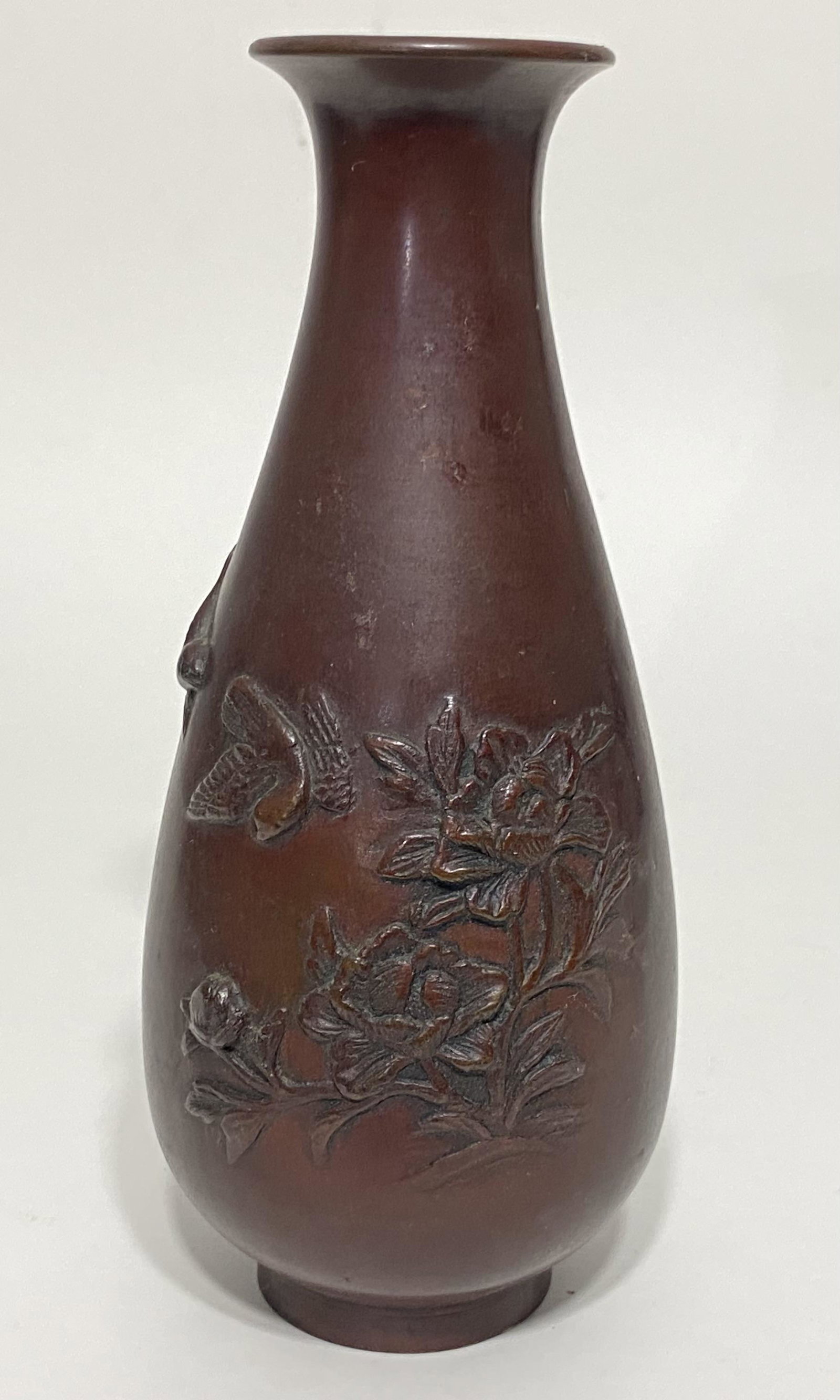 JAPANESE MEIJI BRONZE VASE: JAPANESE MEIJI BRONZE VASE——MEASURES APPROXIMATELY —7"X3"—— OUR CURRENT AUCTION FEATURES MANY MORE PRE-COLUMBIAN AND CHINESE COLLECTIBLE ITEMS. PLEASE SEE OUR OTHER AUCTI