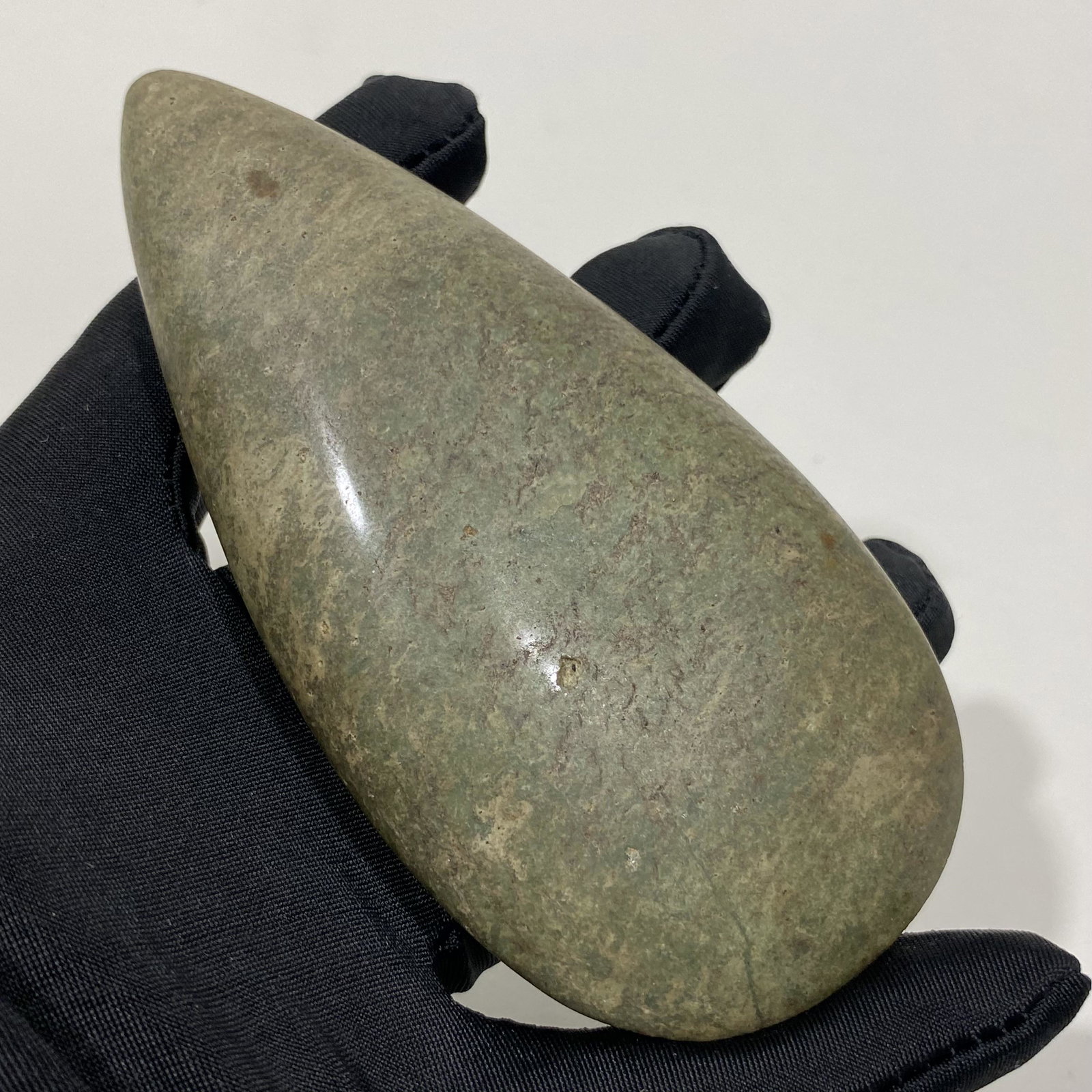 NATIVE AMERICAN INDIAN PRE-COLUMBIAN CARVED HARDSTONE HAND AXE: NATIVE AMERICAN INDIAN PRE-COLUMBIAN CARVED HARDSTONE HAND AXE——MEASURES APPROXIMATELY —2"X4.5"—— OUR CURRENT AUCTION FEATURES MANY MORE PRE-COLUMBIAN AND CHINESE COLLECT