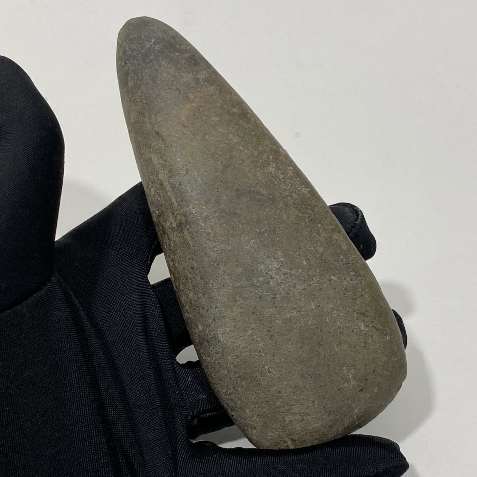 NATIVE AMERICAN INDIAN PRE-COLUMBIAN CARVED HARDSTONE HAND AXE: NATIVE AMERICAN INDIAN PRE-COLUMBIAN CARVED HARDSTONE HAND AXE——MEASURES APPROXIMATELY —5"X2"—— OUR CURRENT AUCTION FEATURES MANY MORE PRE-COLUMBIAN AND CHINESE COLLECTIB