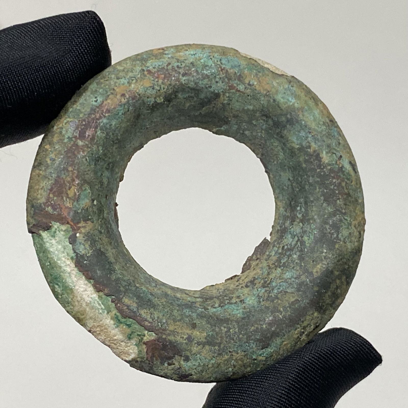 PRE-COLUMBIAN NATIVE AMERICAN ART POTTERY DISC SALVAGED FRAGMENT: PRE-COLUMBIAN NATIVE AMERICAN ART POTTERY DISC SALVAGED FRAGMENT——MEASURES APPROXIMATELY —2"X2"—— OUR CURRENT AUCTION FEATURES MANY MORE PRE-COLUMBIAN AND CHINESE COLLECT