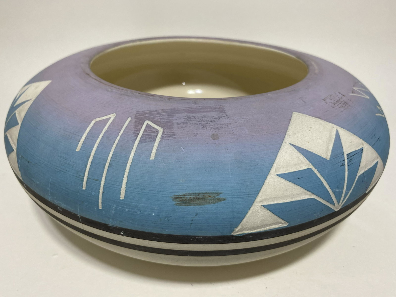 SIGNED MARIE BLACK TAIL DEER NATIVE AMERICAN INDIAN LAKOTA ART POTTERY BOWL: SIGNED MARIE BLACK TAIL DEER NATIVE AMERICAN LAKOTA ART POTTERY BOWL——MEASURES APPROXIMATELY —10"X10"X4"——All items Located in Hollywood Florida Warehouse. Thank you for 