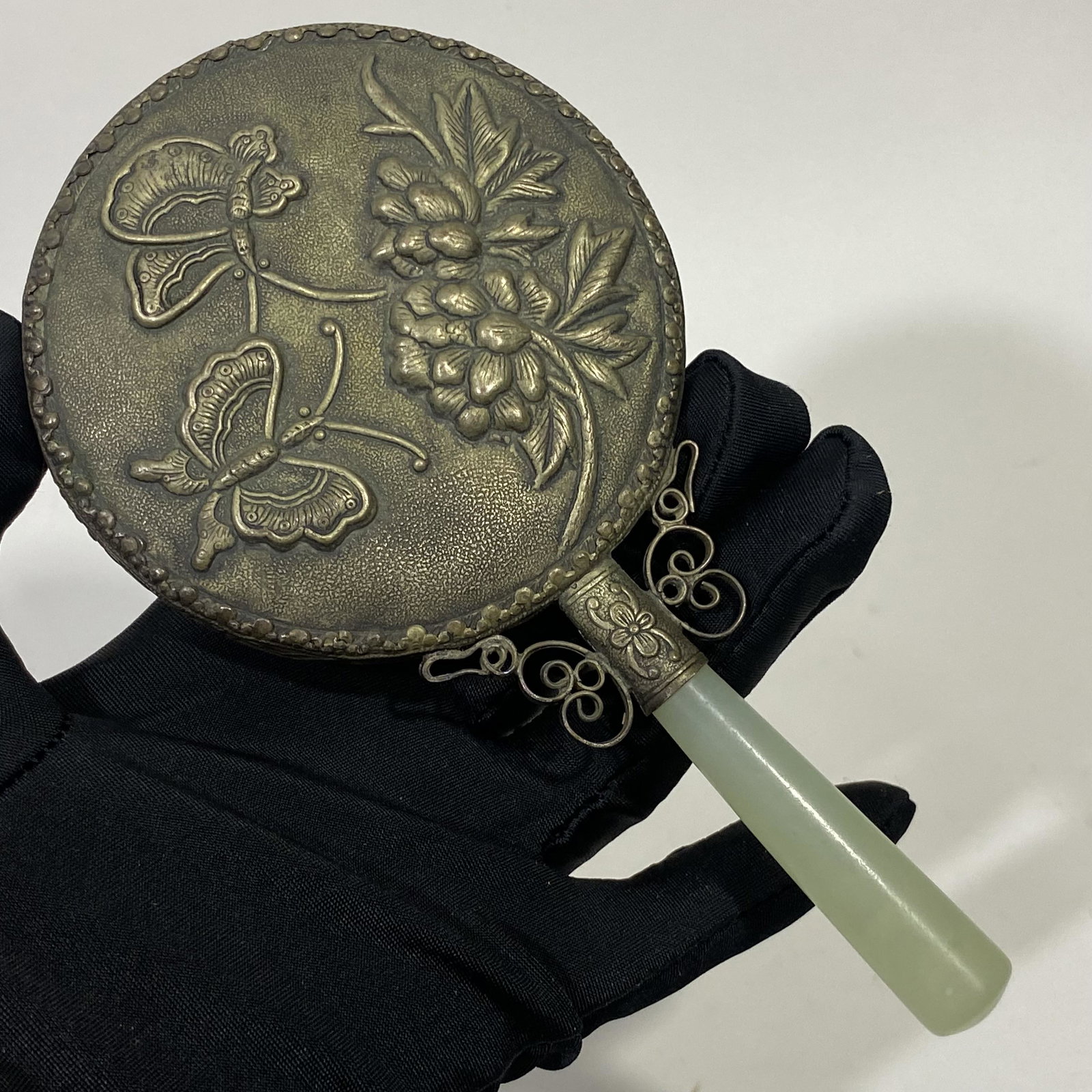 CHINESE HAND MIRROR WITH CELADON JADE HANDLE: CHINESE HAND MIRROR WITH CELADON JADE HANDLE ——MEASURES APPROXIMATELY —6"X3"——All items Located in Hollywood Florida Warehouse. Thank you for your inquiry about shipping 