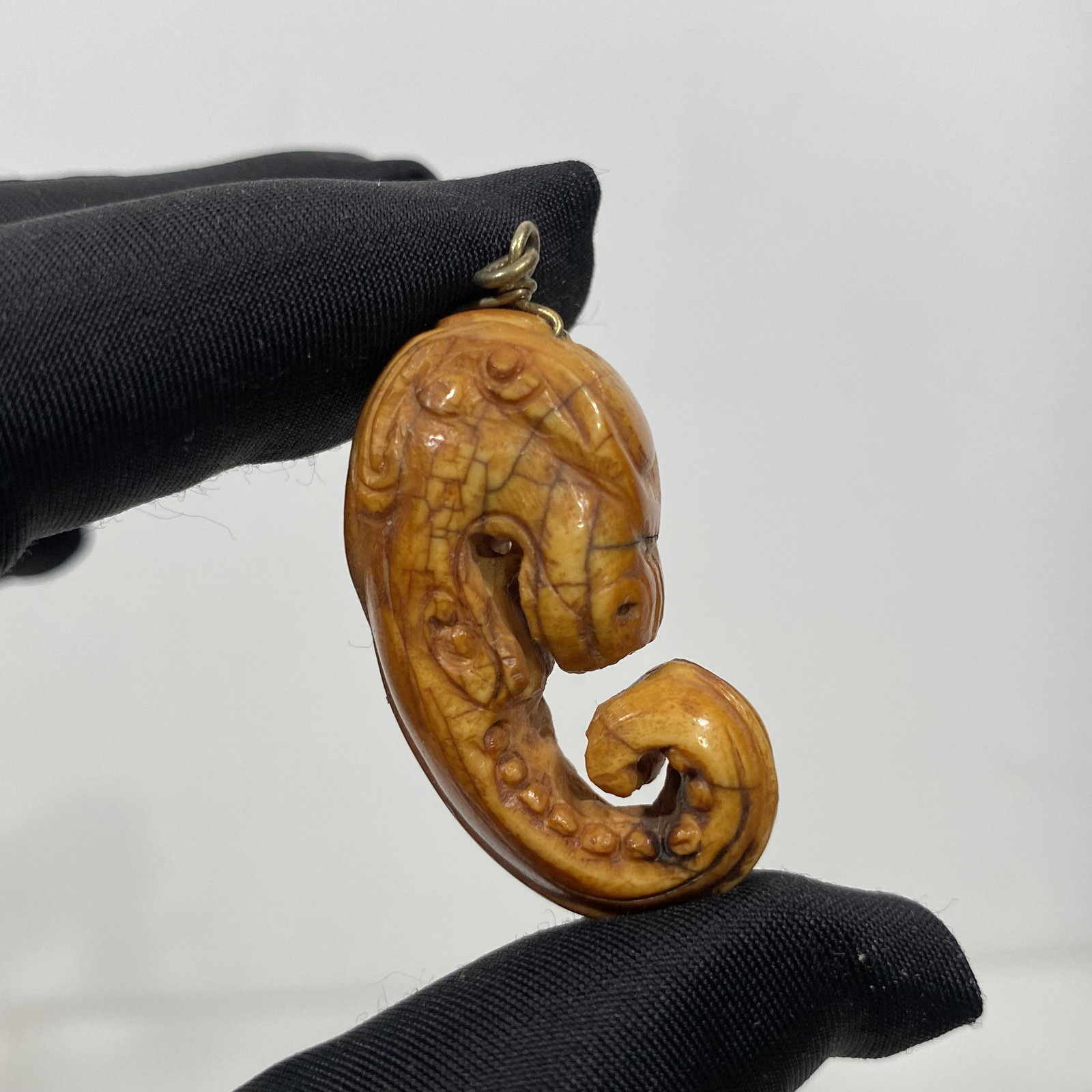 ANTIQUE CARVED JAPANESE IVORY NETSUKE DRAGON PENDANT: ANTIQUE CARVED JAPANESE IVORY NETSUKE DRAGON PENDANT â€”â€”MEASURES APPROXIMATELY â€”1.5"â€”â€”All items Located in Hollywood Florida Warehouse. Thank you for your inquiry abo