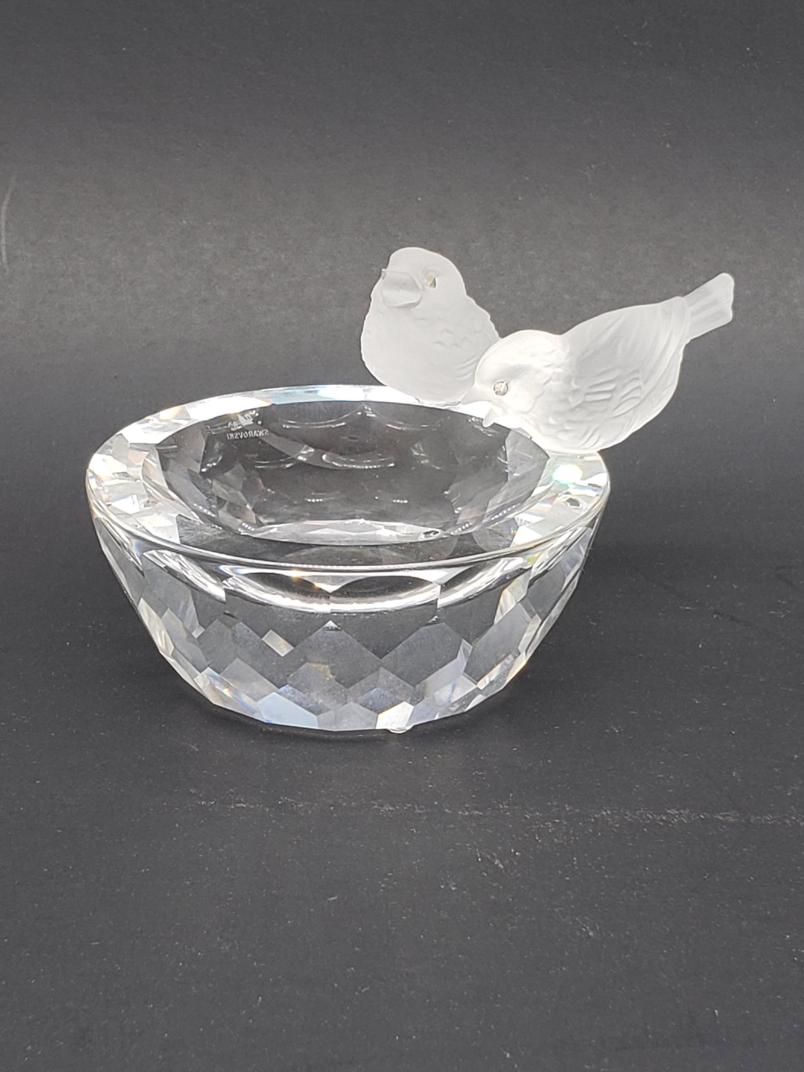 SWAROVSKI CRYSTAL BIRD BATH FIGURINE: SWAROVSKI CRYSTAL BIRD BATH FIGURINE. WITH 2 FROSTED CRYSTAL BIRDS. STAMPED. 3 3/4" X 2 3/8" All items Located in Hollywood Florida Warehouse. Thank you for your inquiry about shipping your precious i
