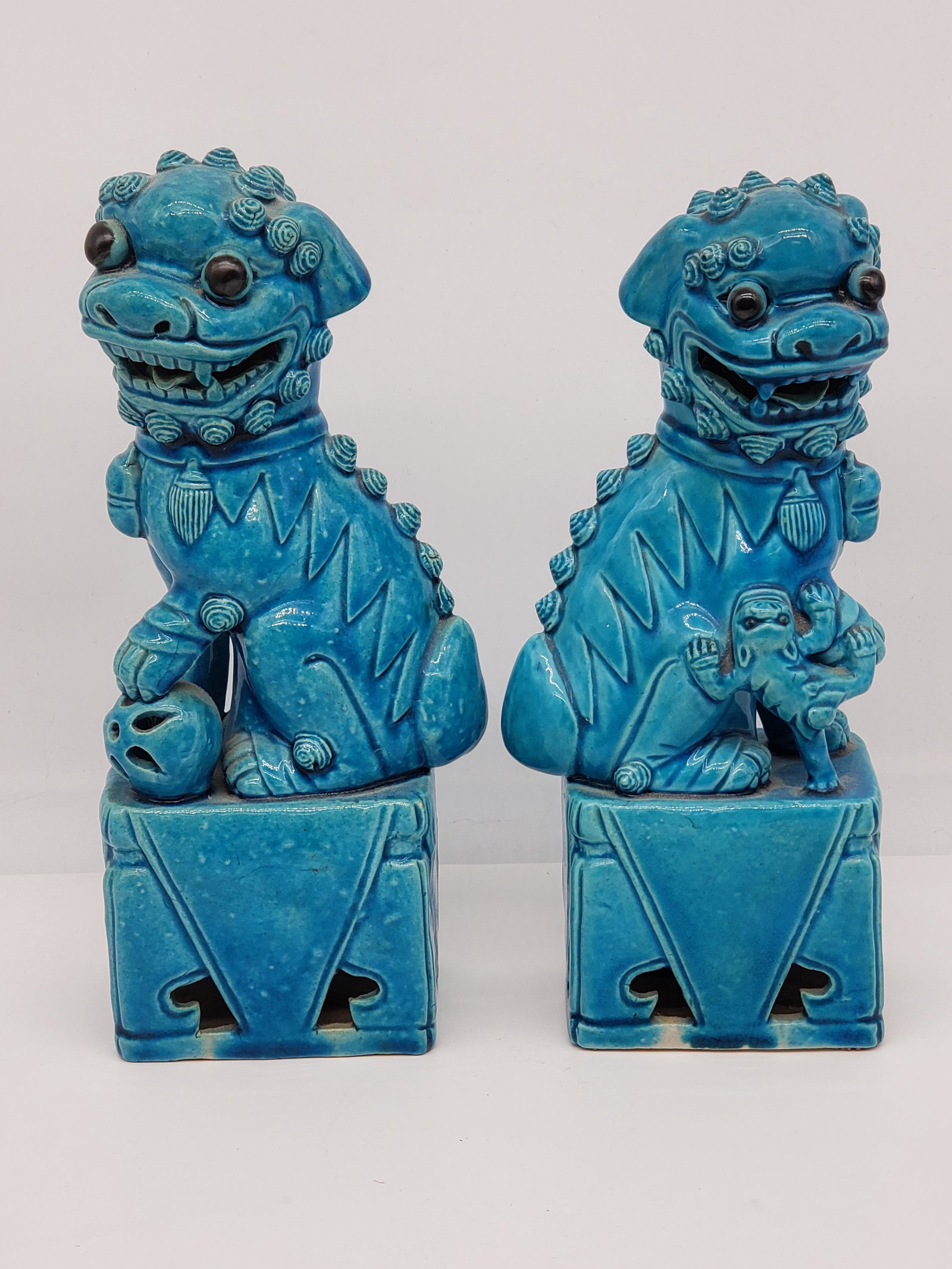 CHINESE CERAMIC FOO DOGS PAIR: CHINESE CERAMIC FOO DOGS PAIR 10" X 4 1/4" All items Located in Hollywood Florida Warehouse. Thank you for your inquiry about shipping your precious item/items purchased at Puckett Auctions. Please no
