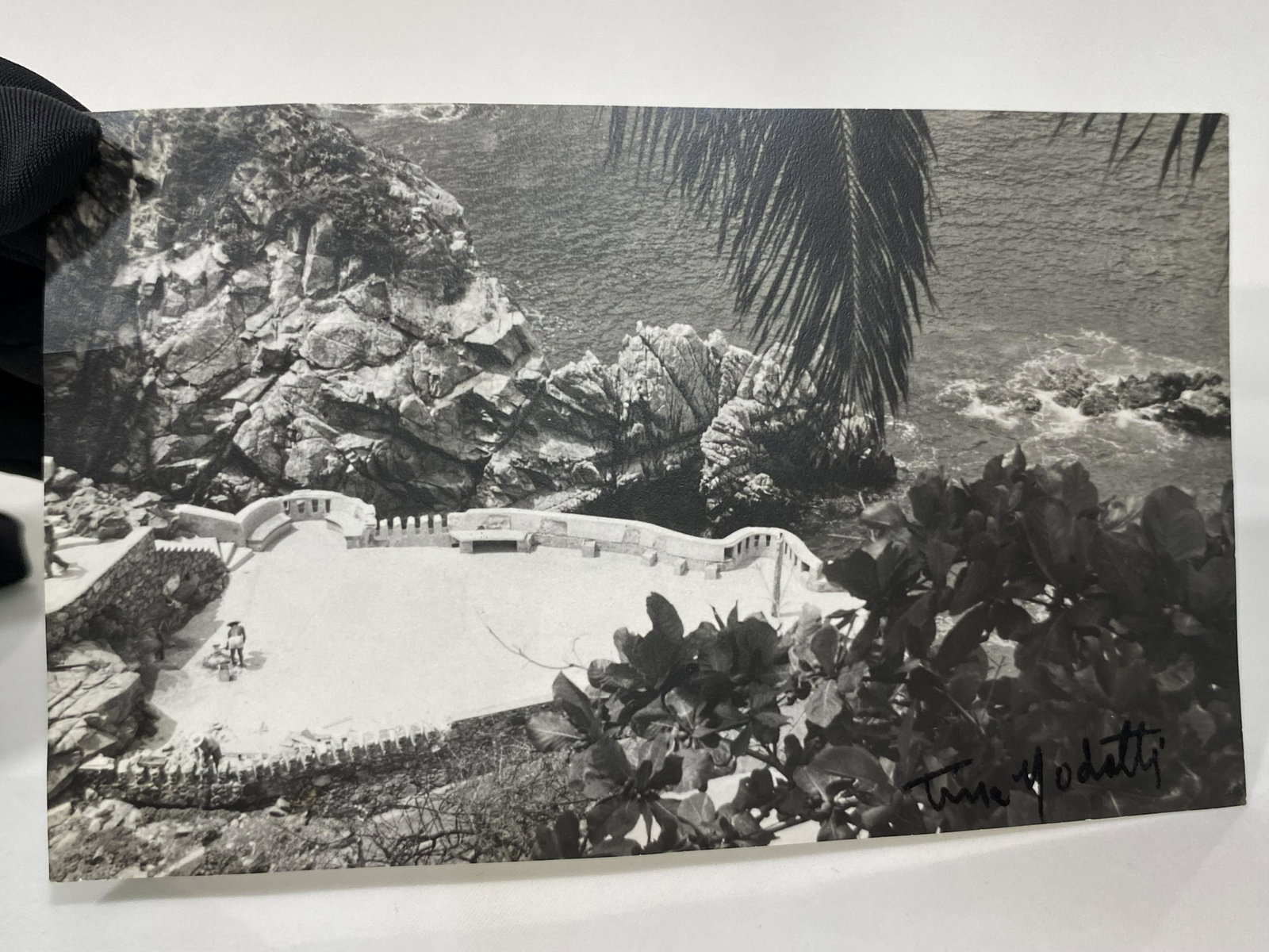 TINA MODOTTI ORIGINAL PHOTOGRAPH. SIGNED (1 of 3)