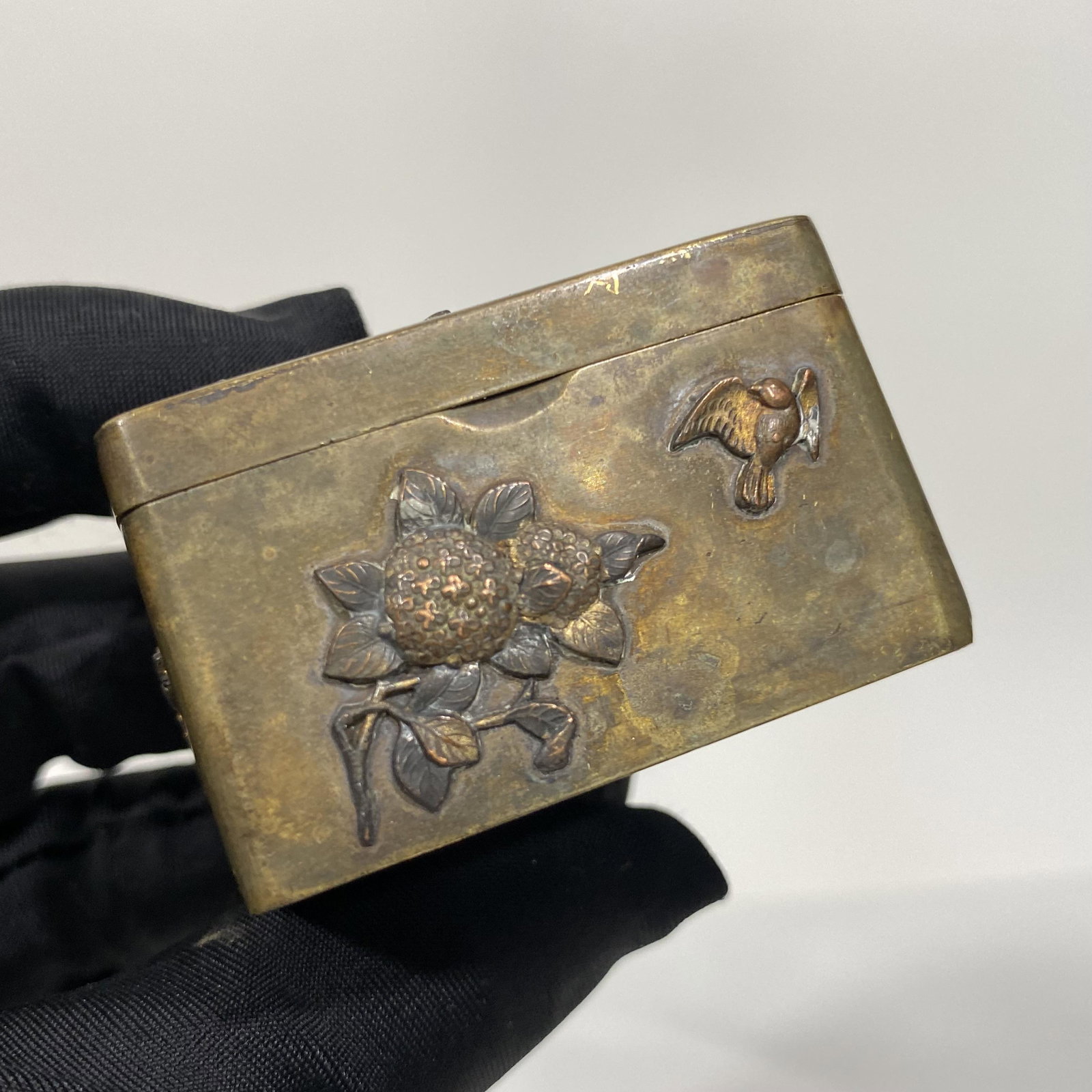 ANTIQUE CHINESE BRONZE MINIAURE TRINKET PILL BOX (1 of 6)