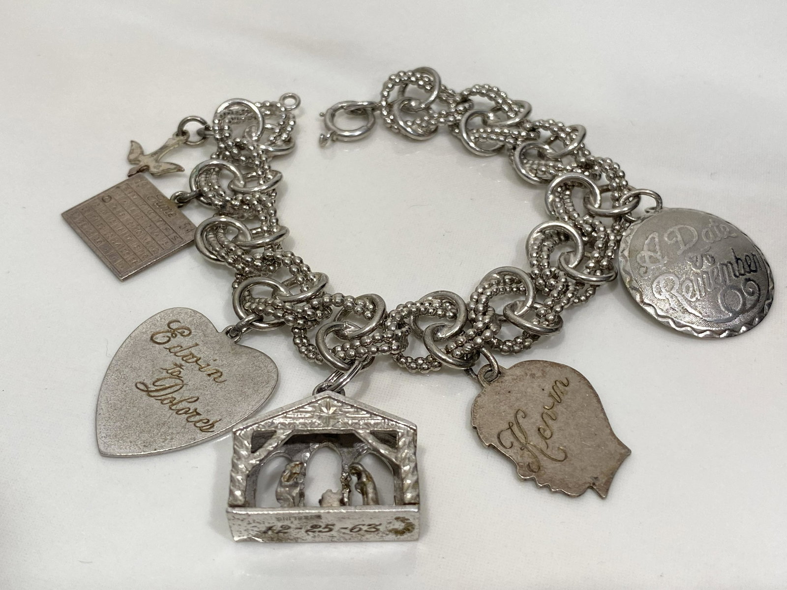 VINTAGE STERLING SILVER CHARM MEMORY BANGLE BRACELET (1 of 5)
