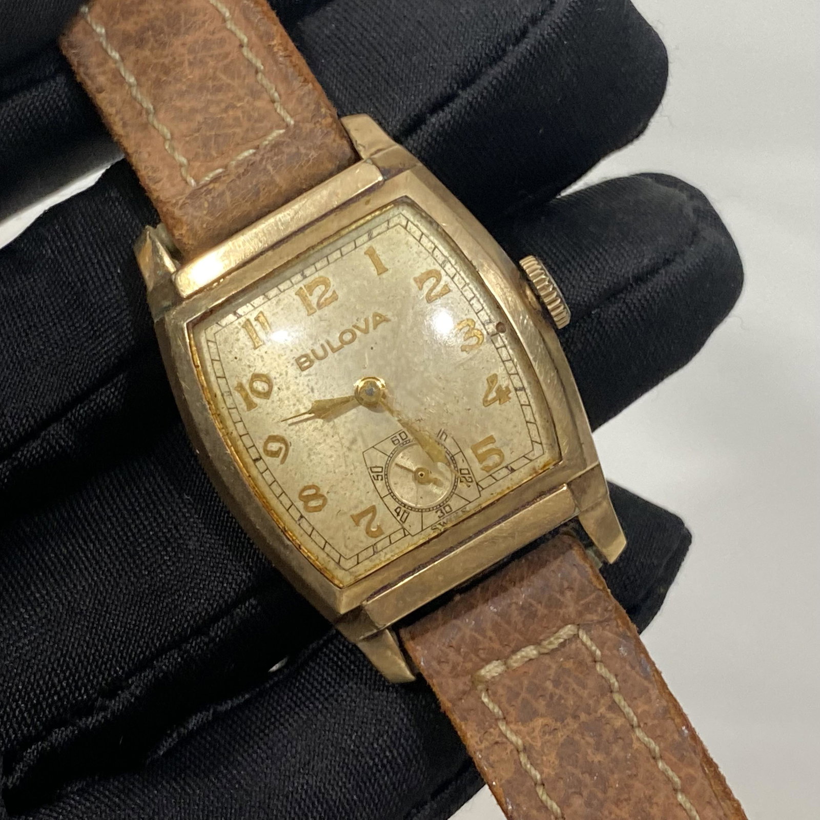 VINTAGE BULOVA WIND UP MECHANICAL WRISTWATCH: VINTAGE BULOVA WIND UP MECHANICAL WRISTWATCH——MEASURES APPROXIMATELY —8"——All items Located in Hollywood Florida Warehouse. Thank you for your inquiry about shipping your