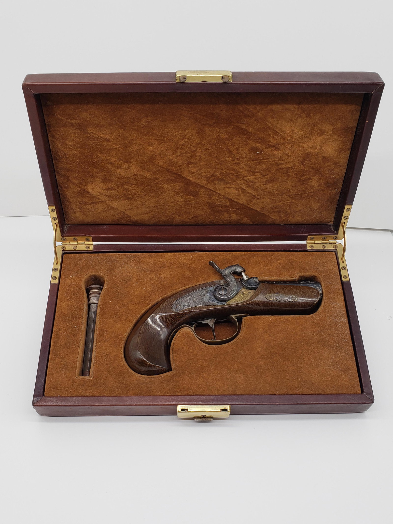 PHILADELPHIA DERRINGER BLACK POWDER PISTOL: PHILADELPHIA DERRINGER BLACK POWDER PISTOL WITH CASE AND LOADER PISTOL 7 3/4" X 4" All items Located in Hollywood Florida Warehouse. Thank you for your inquiry about shipping your precious item/items 