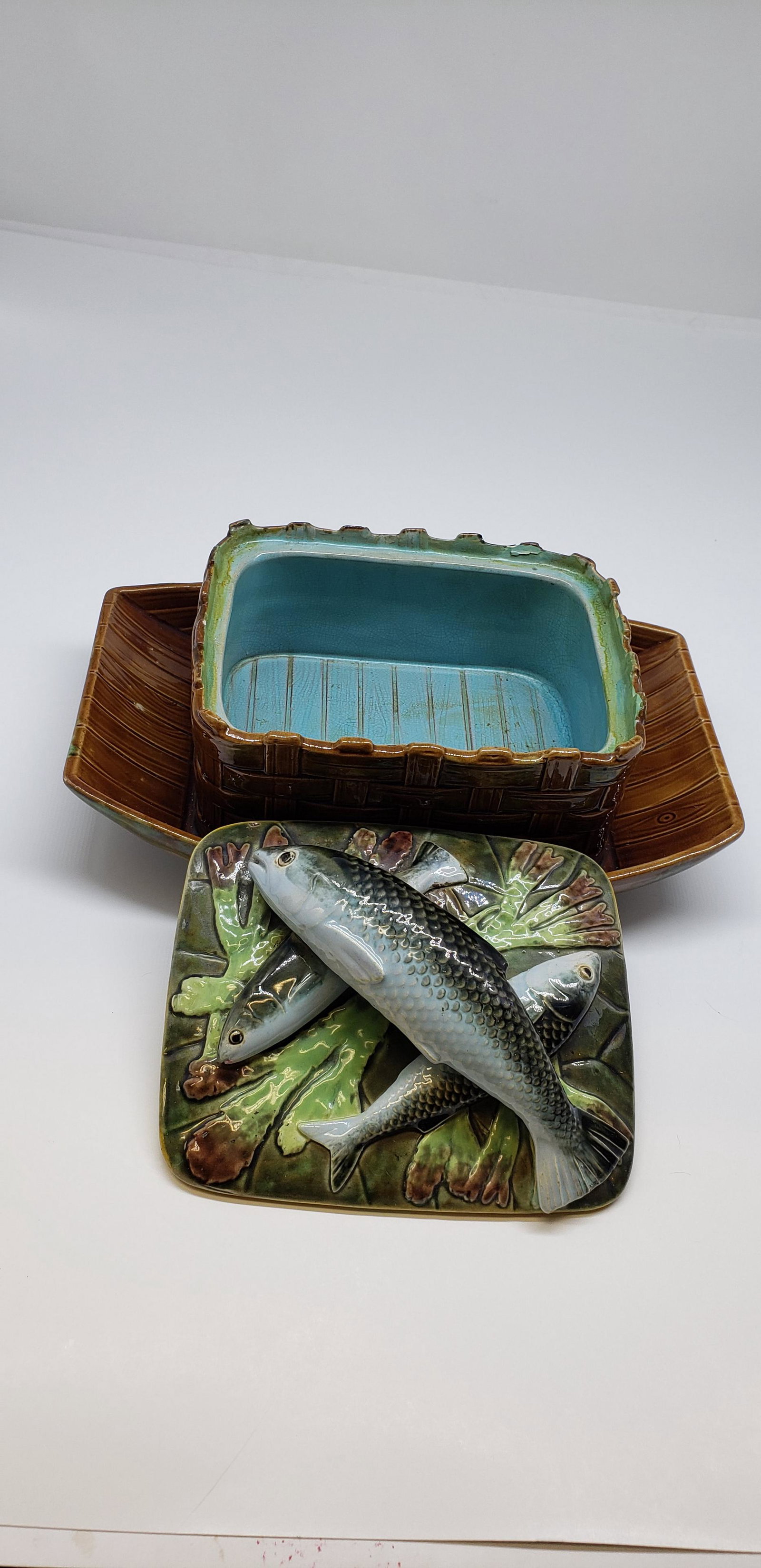 ANTIQUE 19TH CENTURY MAJOLICA GEORGE JONES SARDINES: ANTIQUE 19TH CENTURY VICTORIAN MAJOLICA GEORGE JONES SARDINES 9" X 7" ACROSS 5" TALL All items Located in Hollywood Florida Warehouse. Thank you for your inquiry about shipping your precious item/item