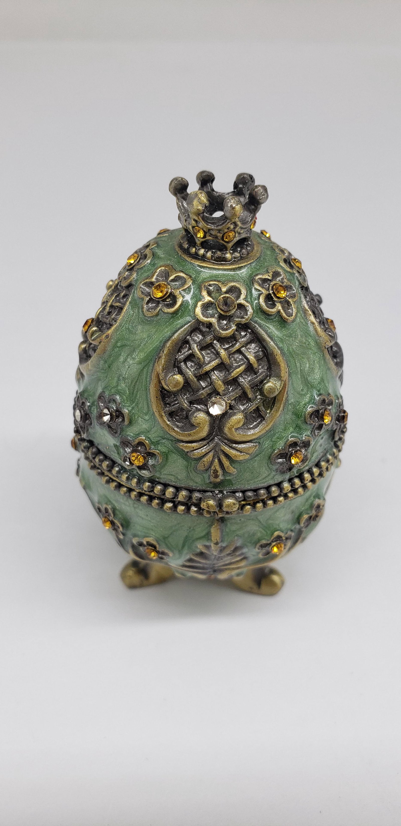 VUCCELLI GREEN ENAMELED & JEWELED EGG: VUCCELLI GREEN ENAMELED & JEWELED EGG 4 1/4" X 2" All items Located in Hollywood Florida Warehouse. Thank you for your inquiry about shipping your precious item/items purchased at Puckett Auctions. Pl