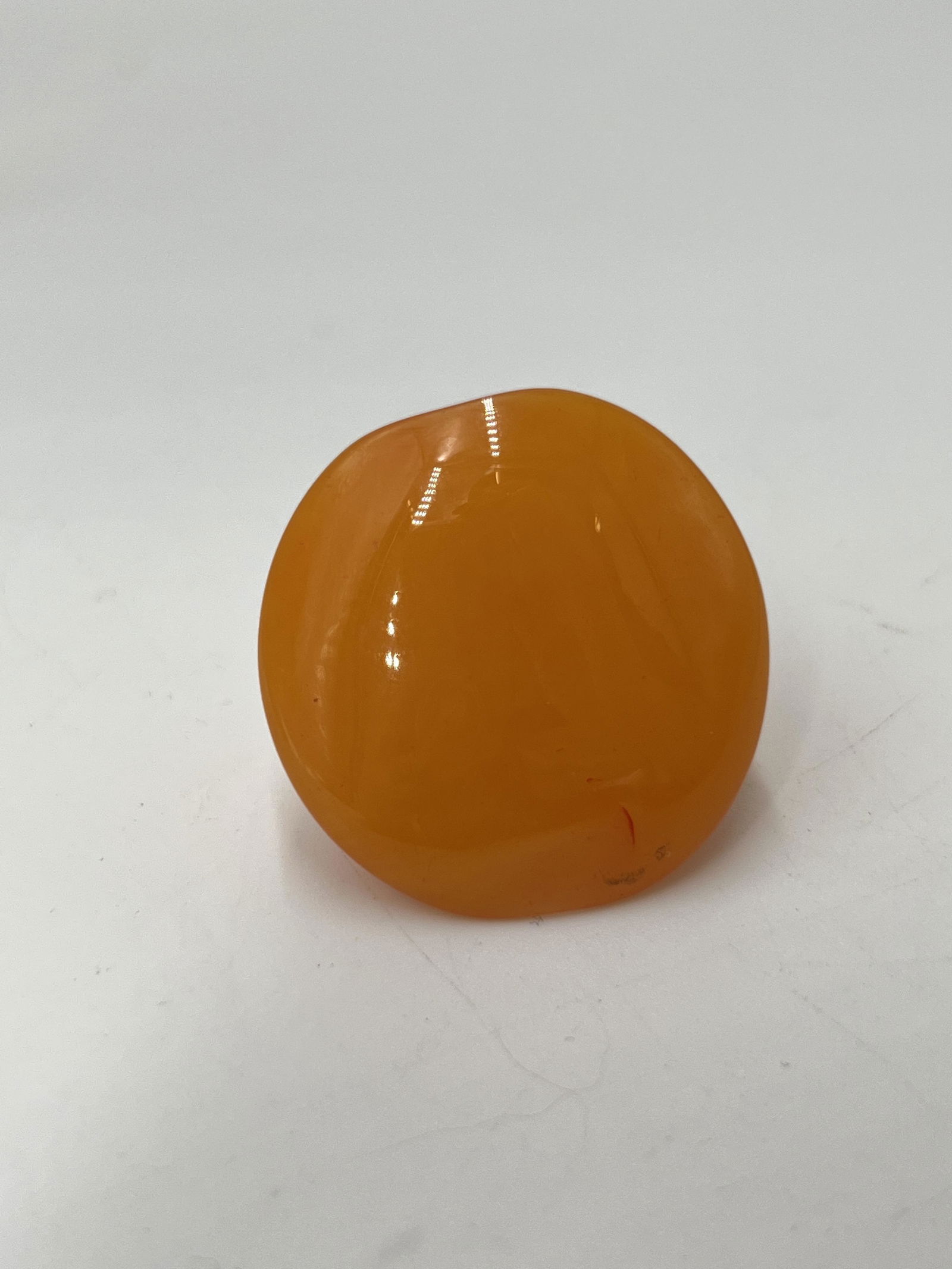 VINTAGE BAKELITE AMBER RING: VINTAGE BAKELITE AMBER RING SIZE 9 FACE 1 1/4" ACROSS All items Located in Hollywood Florida Warehouse. Thank you for your inquiry about shipping your precious item/items purchased at Puckett Auctions
