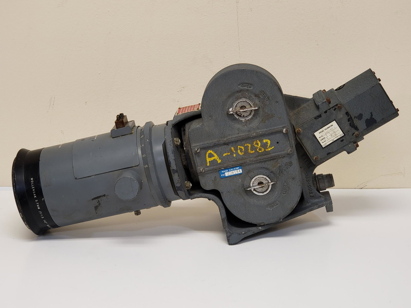 NASA APOLLO TRAID 200 HIGH SPEED CAMERA: NASA APOLLO TRAID 200 HIGH SPEED CAMERA. WOLLENSAK 3.7 MM WIDE ANGLE LENS. WITH NASA CAL CERT TAG. 19" X 8 1/2" All items Located in Hollywood Florida Warehouse. Thank you for your inquiry about shipp