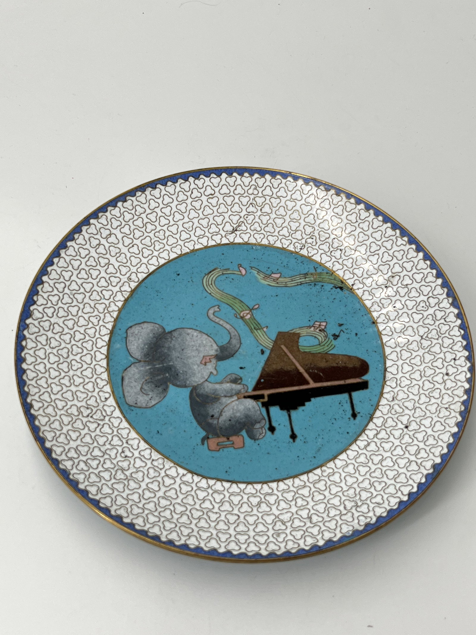 ANTIQUE CHINESE CLOISONNE ELEPHANT PLATE: ANTIQUE CHINESE CLOISONNE ELEPHANT PLAYING THE PIANO PLATE 8" ACROSS All items Located in Hollywood Florida Warehouse. Thank you for your inquiry about shipping your precious item/items purchased at P