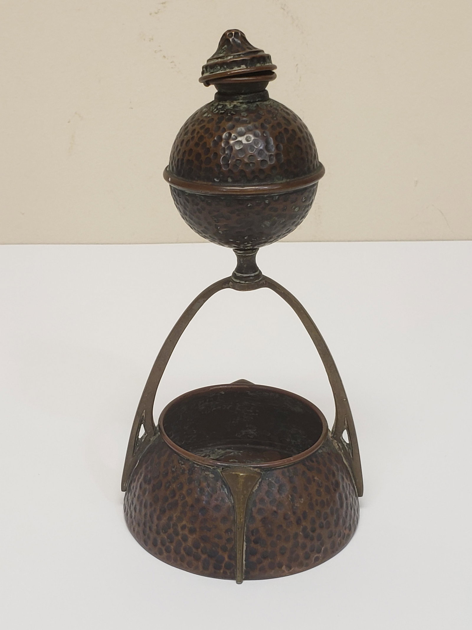 ARTS AND CRAFTS COPPER CIGAR STORE LIGHTER & ASHTRAY: ARTS AND CRAFTS COPPER CIGAR STORE LIGHTER & ASHTRAY 8" X 3 3/4" All items Located in Hollywood Florida Warehouse. Thank you for your inquiry about shipping your precious item/items purchased at Pucke