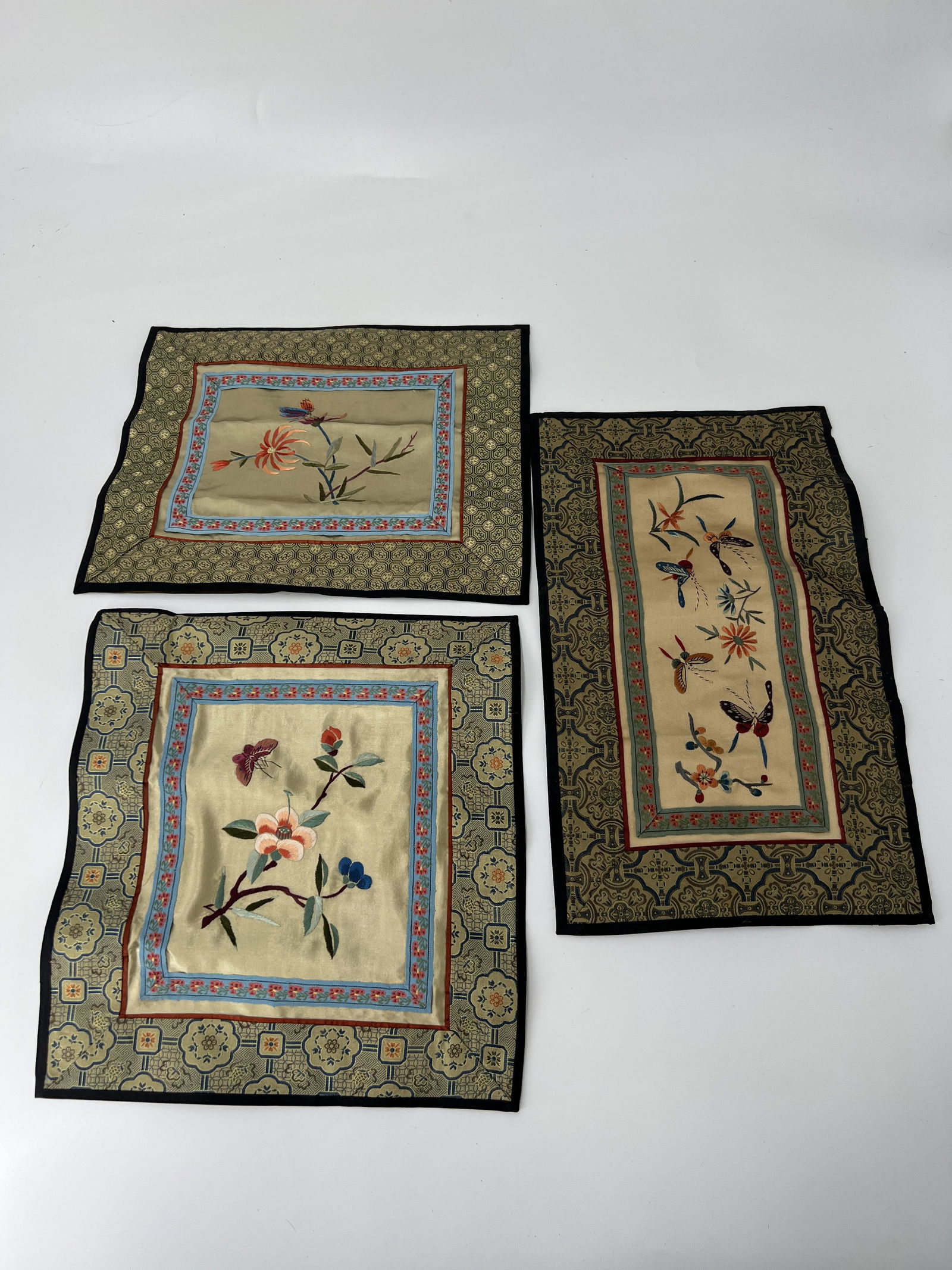 SET OF 3 SILK EMBROIDERED PLACE MATS: SET OF 3 SILK EMBROIDERED PLACE MATS 11 1/2" X 10 1/2" X 14 1/4" X 8 1/4" All items Located in Hollywood Florida Warehouse. Thank you for your inquiry about shipping your precious item/items purchased