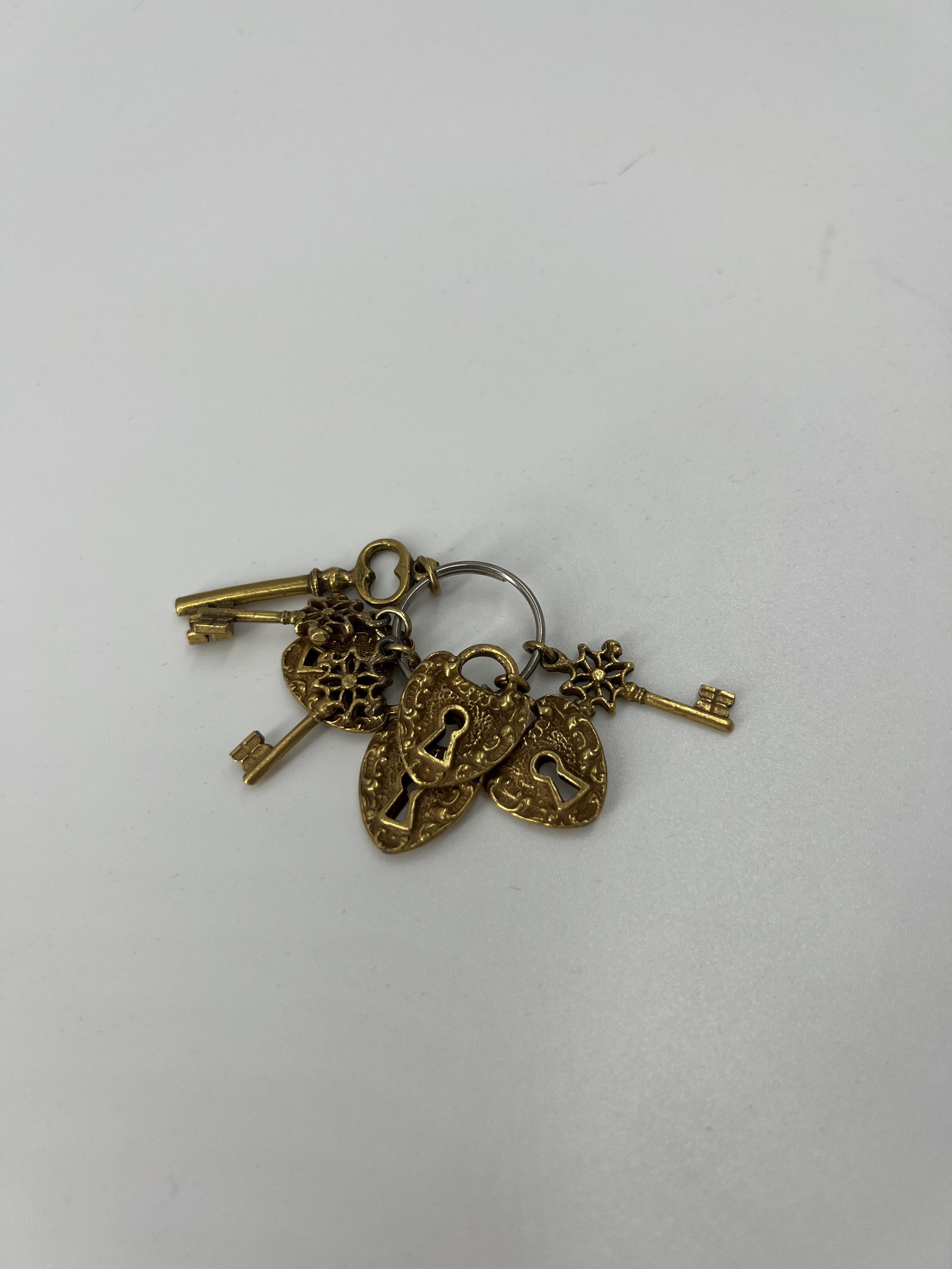 8 ANTIQUE GOLD FILLED CHARMS: 8 ANTIQUE GOLD FILLED CHARMS APPROX. 1" PLUS 14.80 GRAMS All items Located in Hollywood Florida Warehouse. Thank you for your inquiry about shipping your precious item/items purchased at Puckett Aucti