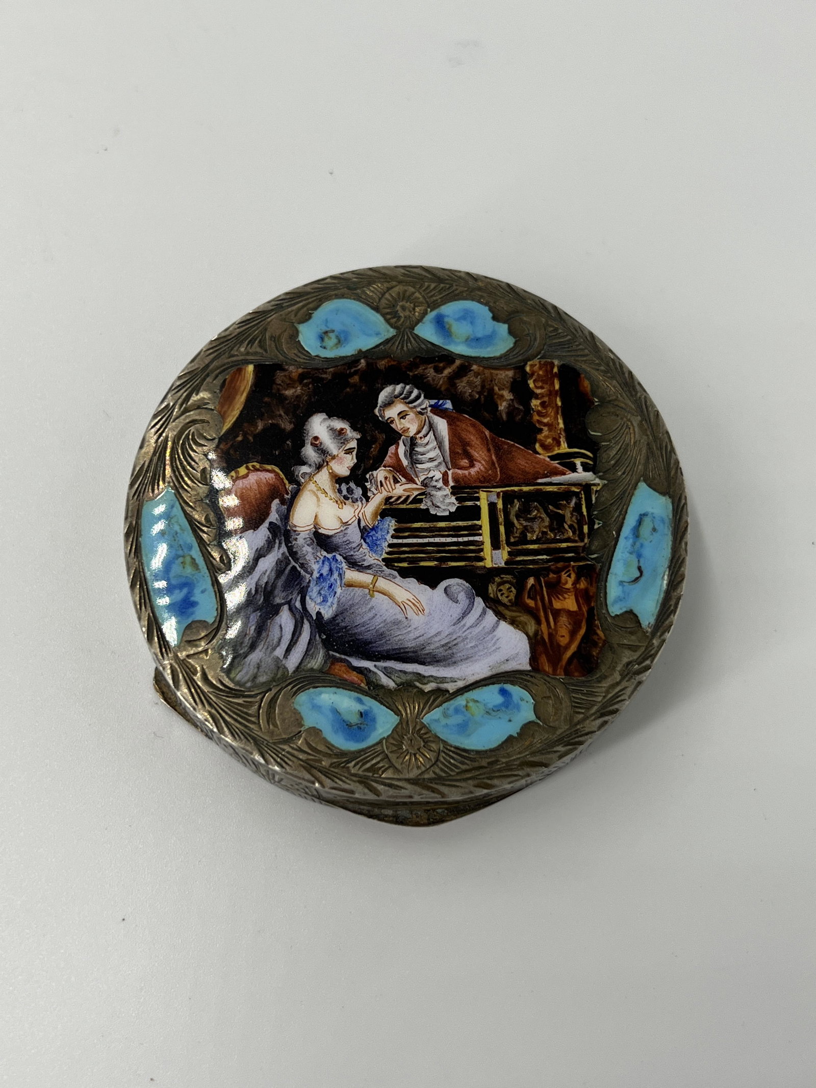 ANTIQUE ENAMELED STERLING SILVER COMPACT: ANTIQUE ENAMELED STERLING SILVER COMPACT All items Located in Hollywood Florida Warehouse. Thank you for your inquiry about shipping your precious item/items purchased at Puckett Auctions. Please note