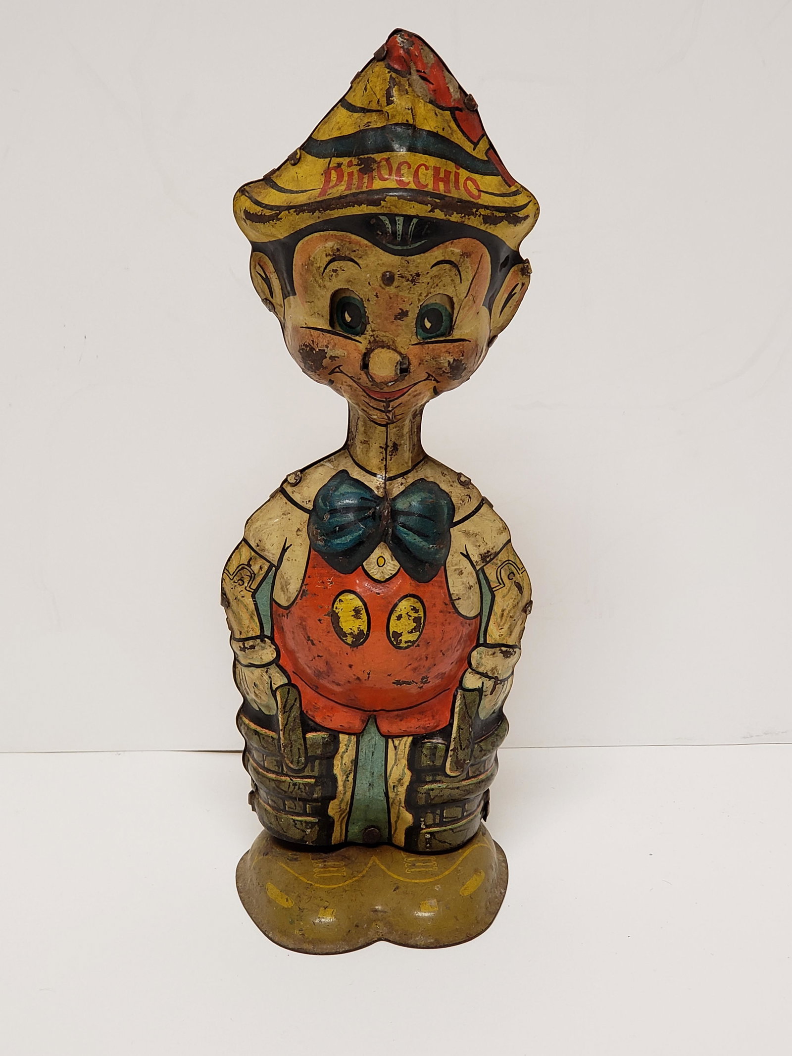 DISNEY 1939 PINNOCCHIO WIND UP TOY: DISNEY 1939 PINNOCCHIO WIND UP TOY 8 1/2" X 3 1/4" All items Located in Hollywood Florida Warehouse. Thank you for your inquiry about shipping your precious item/items purchased at Puckett Auctions. P