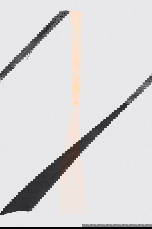 A Dayak machete: Dating: early 20th Century Provenence: Asia Lama triangolare con filo convesso e sommità leggermente concava. Impugnatura in legno con manica di fibbre vegetali e resti di crine. Condition Report: mi